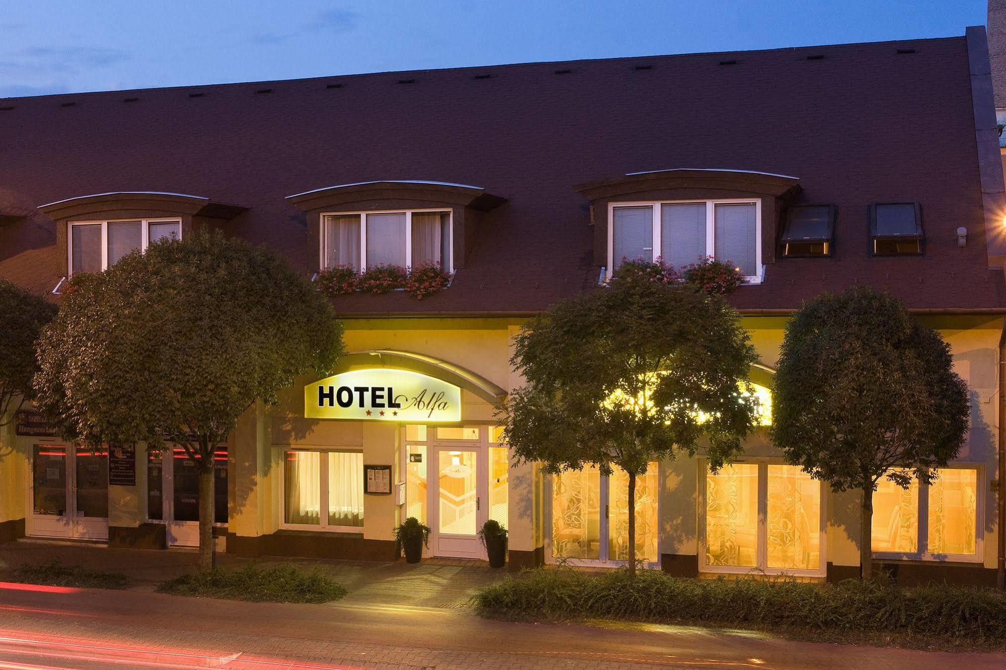 Alfa Hotel Γκιόρ Εξωτερικό φωτογραφία