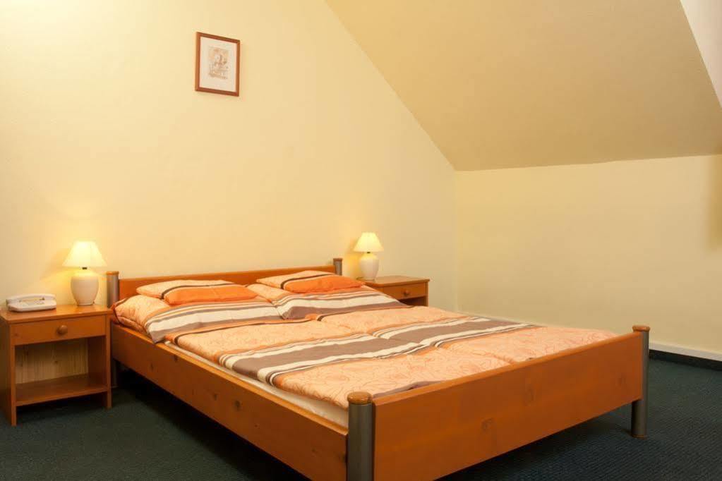 Alfa Hotel Γκιόρ Εξωτερικό φωτογραφία