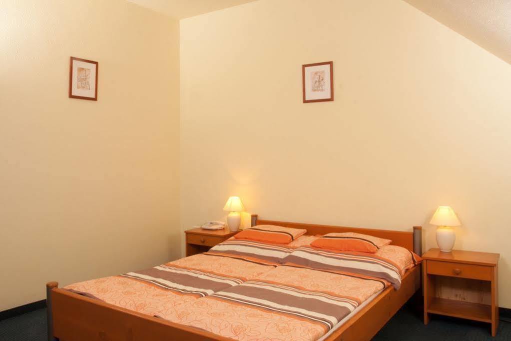 Alfa Hotel Γκιόρ Εξωτερικό φωτογραφία