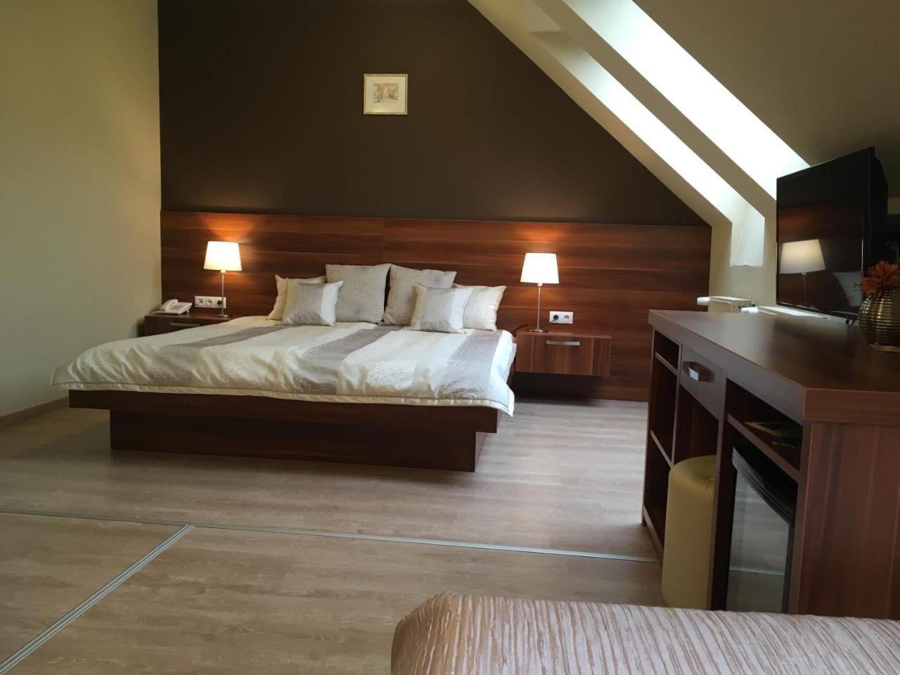 Alfa Hotel Γκιόρ Εξωτερικό φωτογραφία