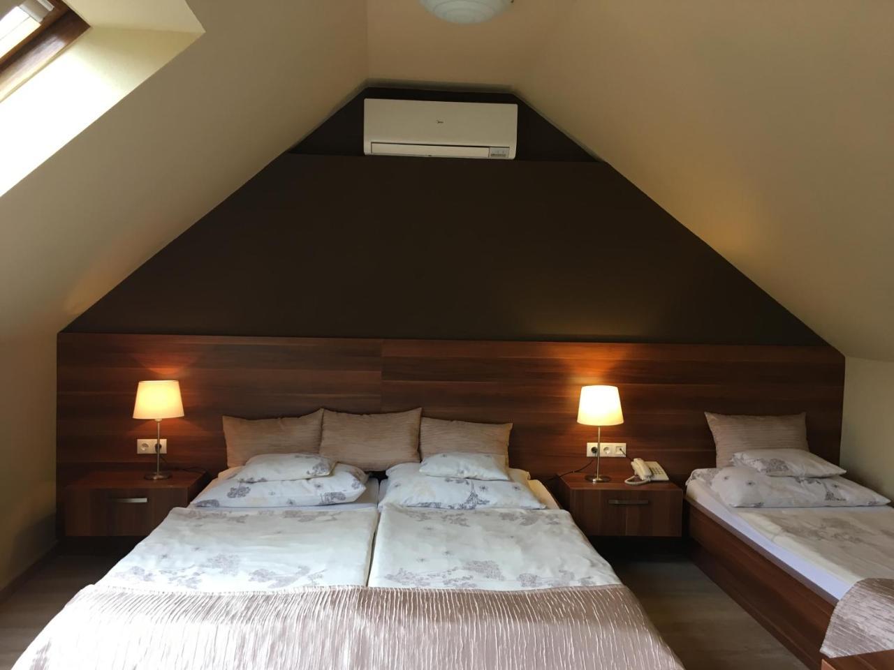 Alfa Hotel Γκιόρ Εξωτερικό φωτογραφία